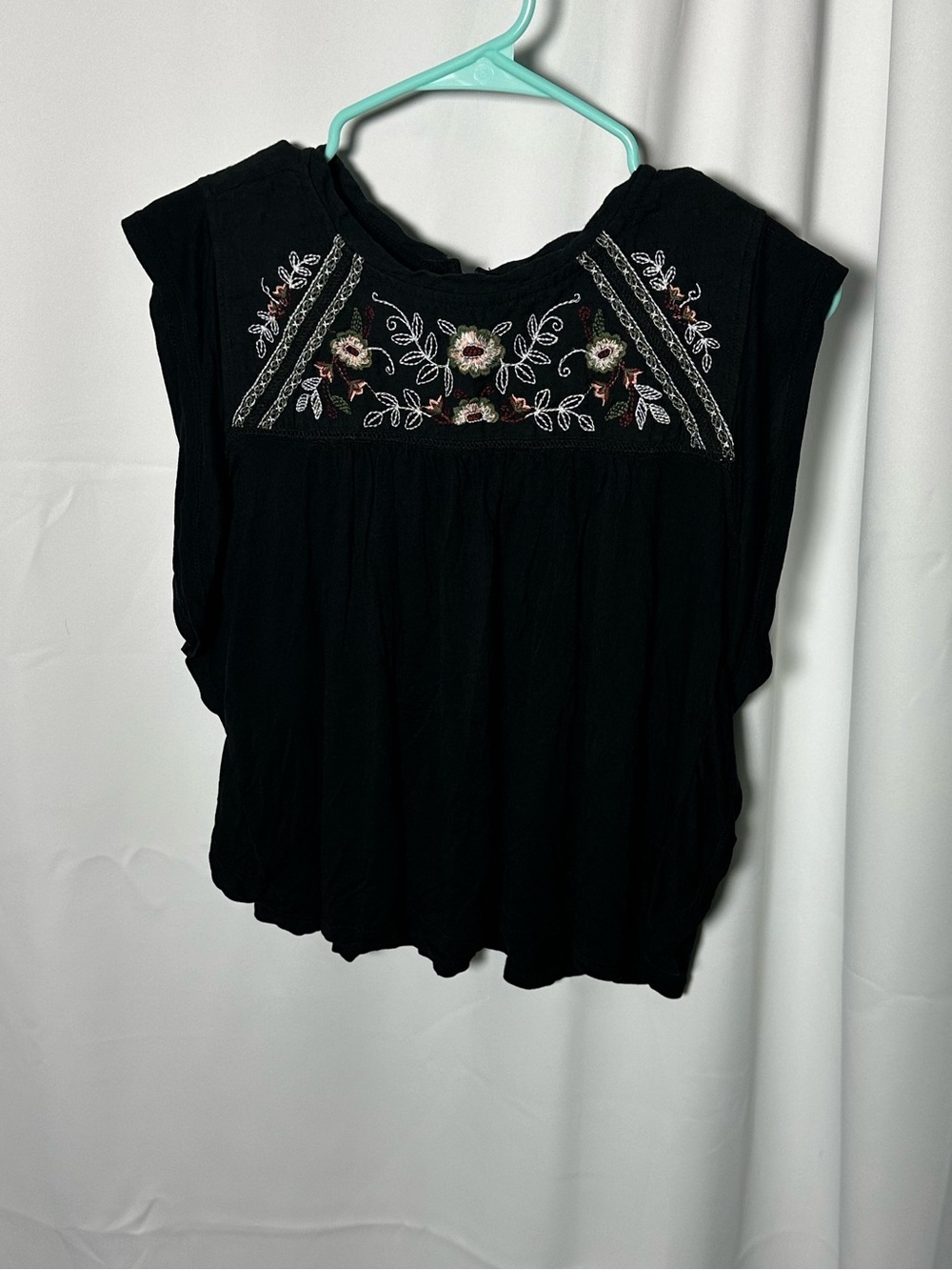 Max Black Embroidered Cap-Sleeve Women’s Top L